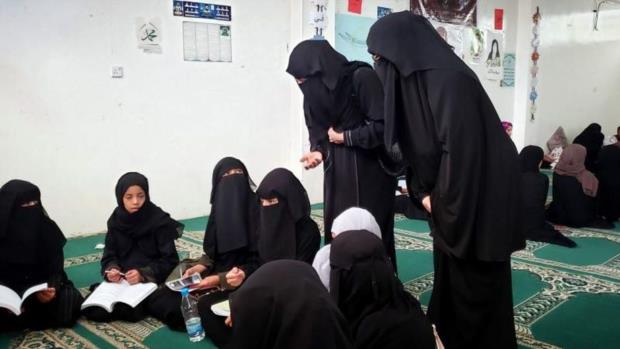 وكيلة وزارة الشباب تتفقد أنشطة الدورات الصيفية بمركز السلام في العاصمة صنعاء